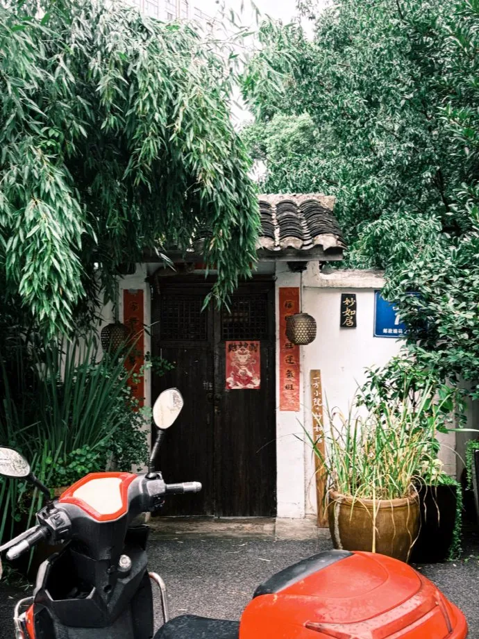 又是一个下雨天。雨天的门口和树影构成一段湿润的停顿。