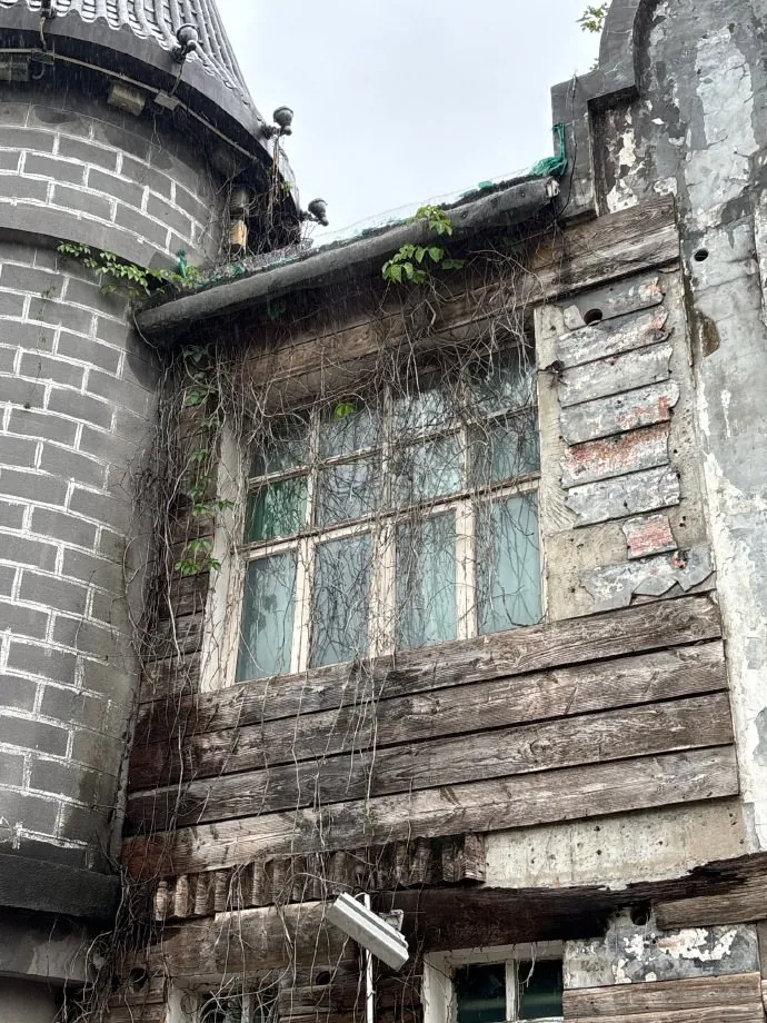出“梅”走走。老房子的表面保存了时间和天气的痕迹。