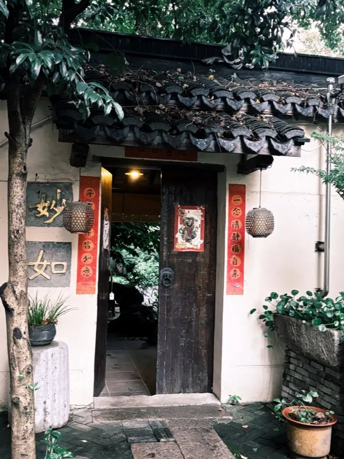 又是一个下雨天。门与植物之间的湿润光线保存了雨天质感。