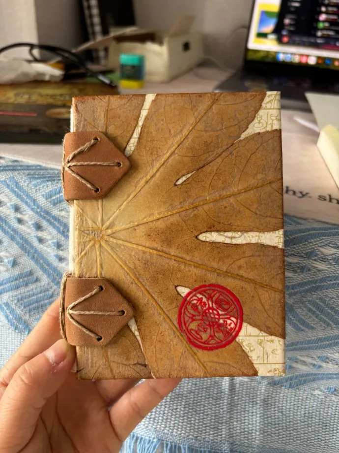 漂亮本子。被包好的本子像一件等待继续使用的小作品。