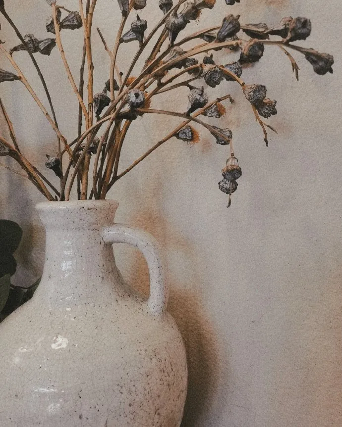 茶话会。花器与干枝留下了茶话会之后的安静余韵。