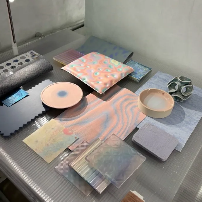 材料台面。台面上的工具与材料呈现出制作中的秩序。