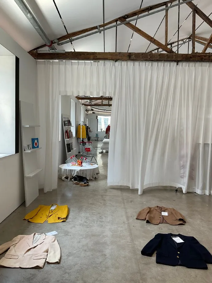 TASTE地面装置。地面作品改变了走动时的视线高度。