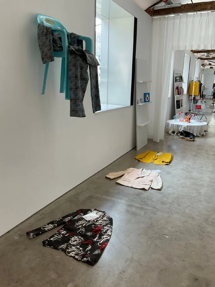 TASTE展间。安静展间把作品之间的距离处理得很克制。