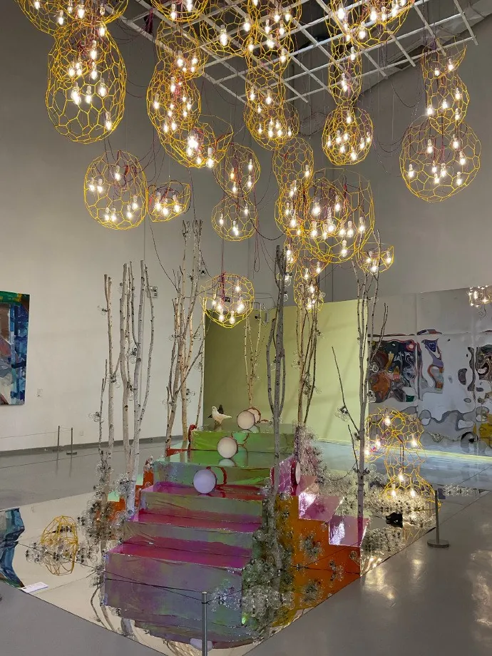 女性艺术展。光线装置把展览气氛推向更轻盈的层次。
